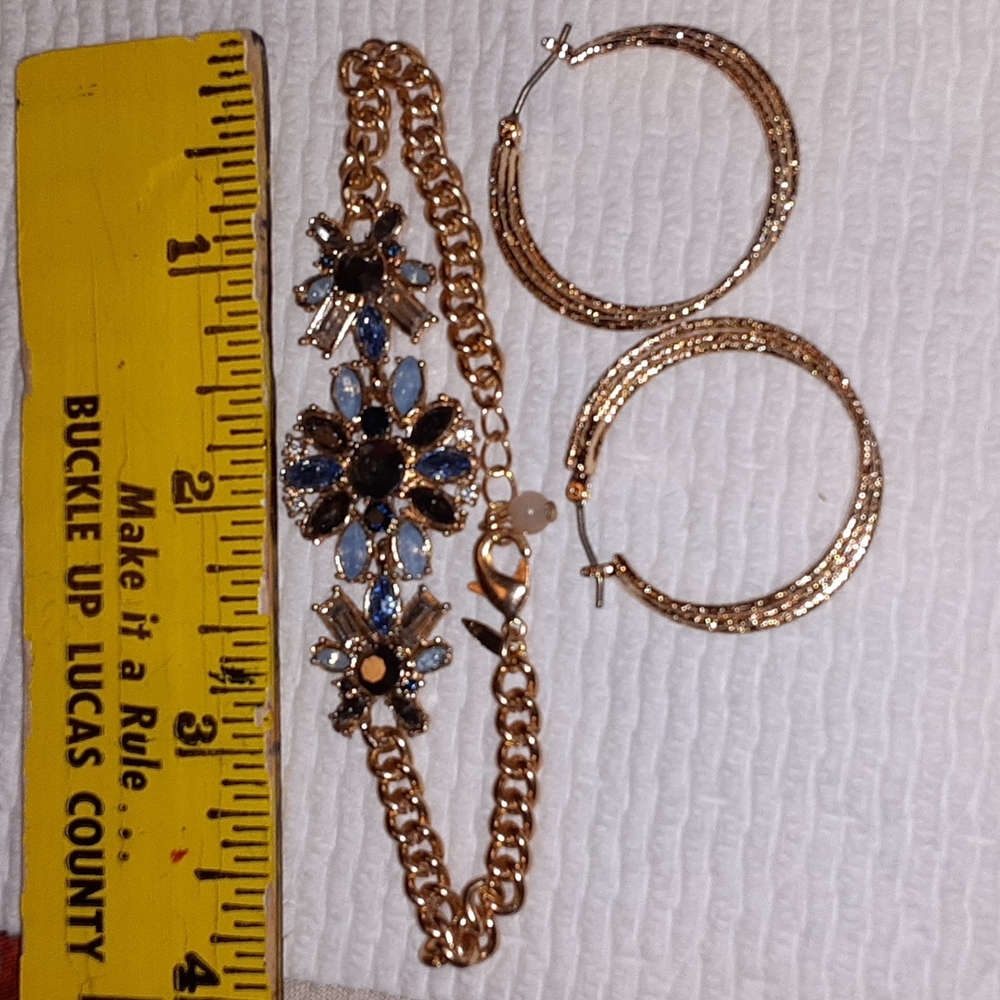 Avon Goldtone Earring and Bracelet Set. - Picture 3 of 5